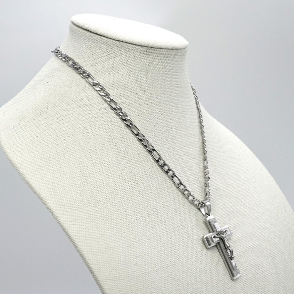 Beautiful stainless steel crucifix and chain. - Picture 5 of 8